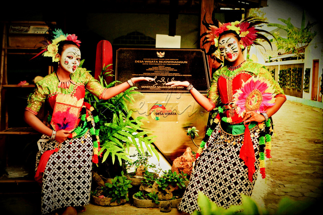 Tarian khas penyambutan dari Kampung Wisata Rejowinangun yang mempunyai makna untuk mengusir atau menolak bala..<br />
<br />
Kampung wisata Rejowinangun adalah kampung wisata yang berbasis Cluster dan edukasi<br />
<br />
Tahun 2021 kampung wisata Rejowinangun kota Yogyakarta menjadi 50 besar Anugerah Desa Wisata Indonesia 2021<br />
Juara 2 kategori CHSE<br />
<br />
Linktr.ee/kampungwisatarejowinangun<br />
<br />
????Eed pake D<br />
<br />
#LombaFotoNusantaraSakti<br />
#BisnisIndonesiaFoto<br />
#Hypeabisid
