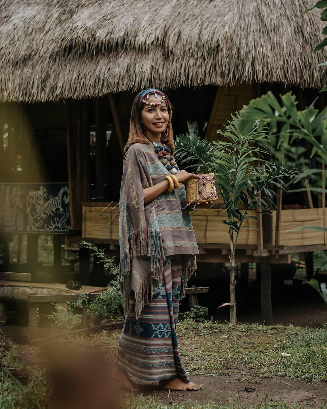 Pakian adat yang di kolaborasikan dengan gaya moderen namun tidak menghilangkan budaya asli kabupaten sikka dengan rumah adat yang masih original tanpa ada sentuhan moderen menambah kesan tradisional semakin terasa oriental