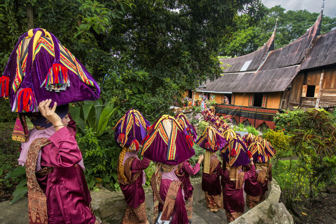 Tradisi Arak Bajamba adalah tradisi di setiap daerah atau nagari masyarakat minangkabau sumatra barat, arak bajamba yang bisa disebut juga tradisi arak arakan membawa masakan tradisional oleh masyarakat, berupa&nbsp;dulang berisi nasi dan lauk-pauk yang tersusun rapi,&nbsp;yang akan disajikan pada saat acara acara adat , seperti acara pengangkatan datuk / pemimpin adat, hari hari besar peringatan agama islam,&nbsp;pesta pernikahan,&nbsp;serta pada saat penyambutan tamu tamu adat yang datang berkunjung&nbsp;kedaerah&nbsp;minangkabau dan disambut dengan duduk bersama didalam satu ruangan&nbsp;sembari&nbsp;menikmati masakan masakan adat dari daerah tersebut,&nbsp;Tradisi ini diperkirakan telah ada sejak Islam masuk ke Minangkabau sekitar abad ke-7M.&nbsp;