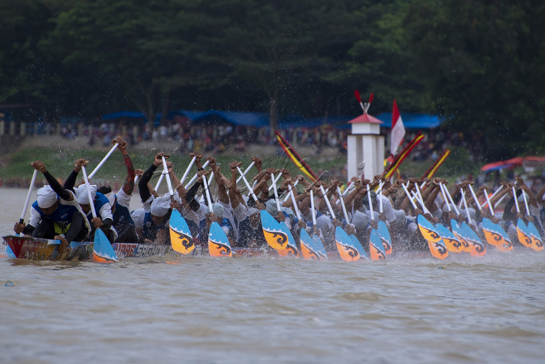 Semangat para pendayung Pacu Jalur untuk mencapai garis finis lebih cepat saat Iven Pacu Jalur yang di selenggarakan di Kabupaten Kuantan Singingi provinsi Riau&nbsp;