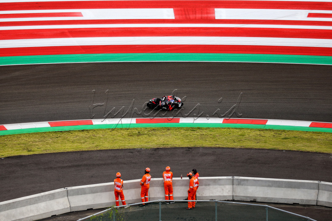 Beberapa orang Marshall melihat salah satu pembalap moto gp di tikungan 10 Sirkuit Mandalika, Pujut, Lombok tengah. Keberadaan sirkuit ini tidak hanya sebagai hiburan bagi masyarakat, namun memberi dampak ekonomi dan membuka lapangan pekerjaan bagi masyarakat.