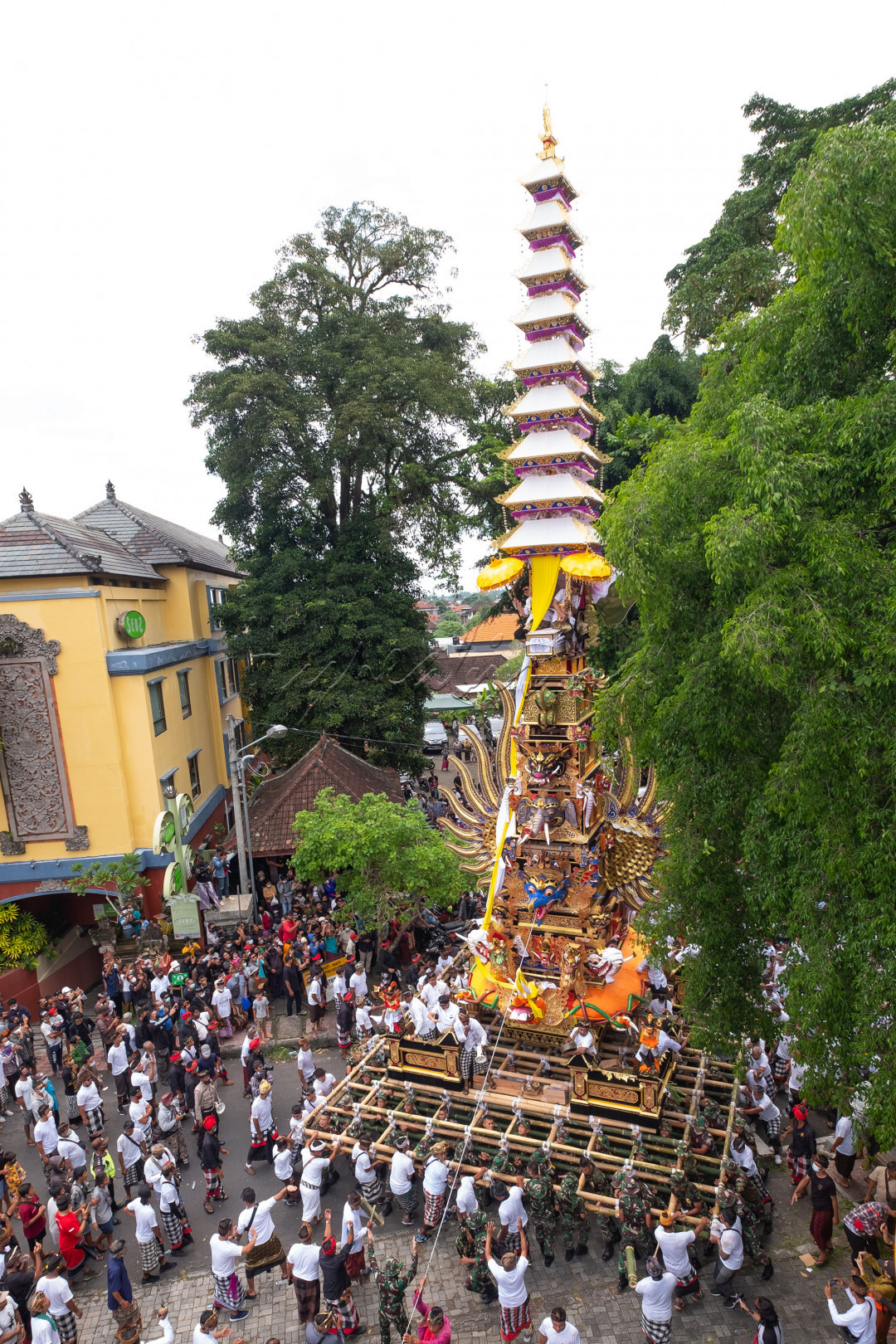 Masyarakat desa Ubud dibantu anggota TNI bahu-membahu mengusung tempat jenasah<br />
atau di Bali disebut Bade yang tingginya lebih dari 20 meter sebelum sampai di tempat pembakaran jenasah. Bali 26 Februari 2022<br />
&nbsp;