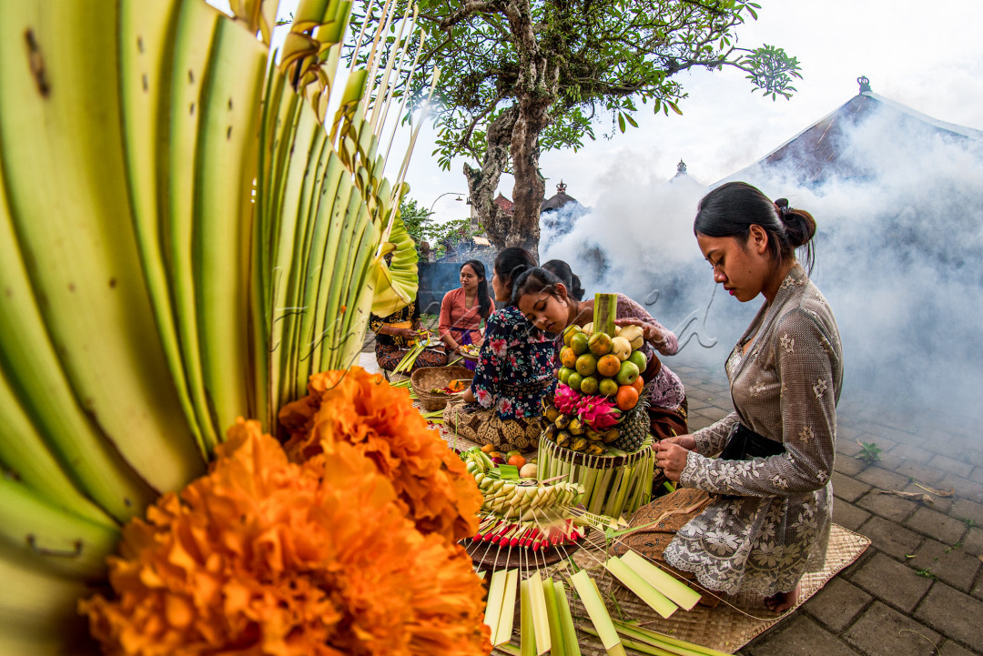 Budaya di Pulau Bali masih sangat terjaga dengan segala peraturannya, dan yang paling identik adalah rangkaian Janur Kuning yg di pakai sebagai media.&nbsp;<br />
Dengan ketrampilan masyarakat, Janur Kuning dirangkai menjadi macam" Bentuk.&nbsp;