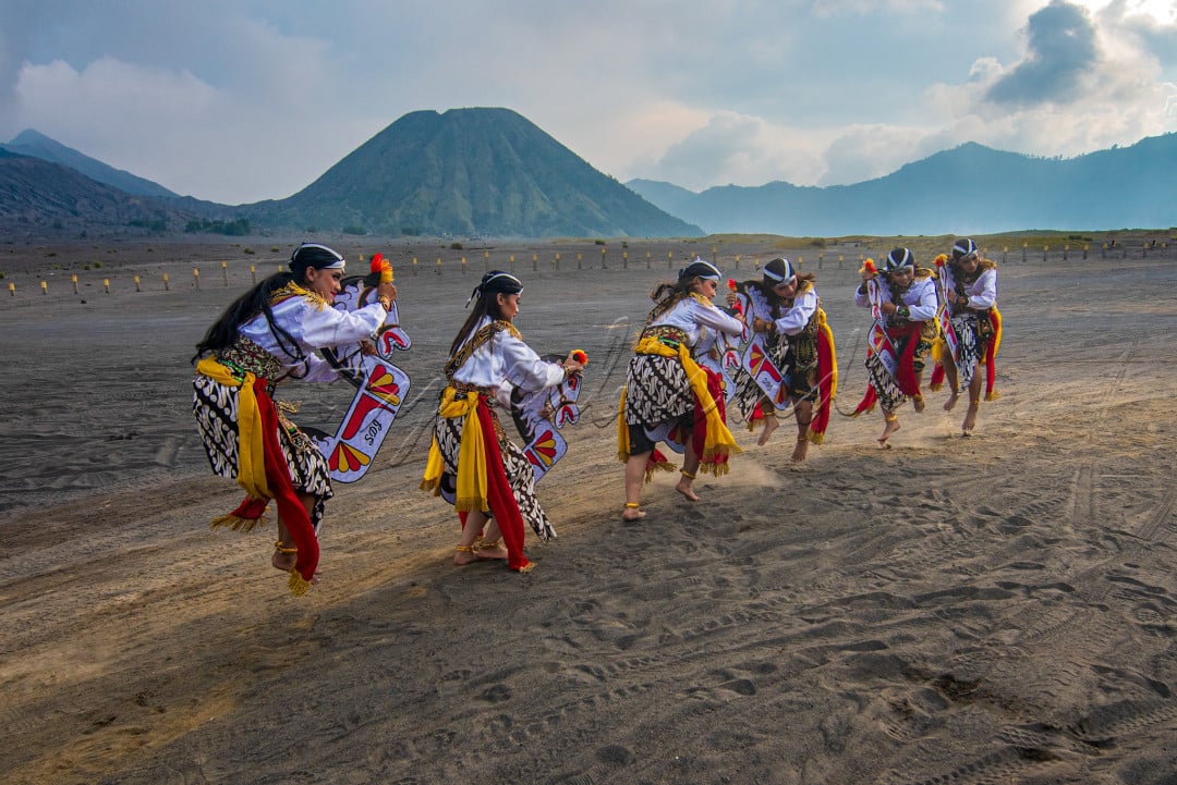 Pagelaran budaya dari seluruh nusantara digelar tiap tahun di kawasan Gunung Bromo dengan tujuan untuk menarik para wisatawan berkunjung ke Bromo.&nbsp;
