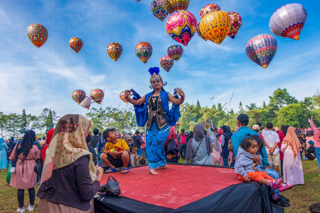 Balon udara Wonosobo merupakan salah satu saya tarik wisata yang sangat produktif untuk menarik para wisatawan baik domestik maupun internasional<br />
dengan kolaborasi tari lengger menambah nilai positif untuk acara pariwisata