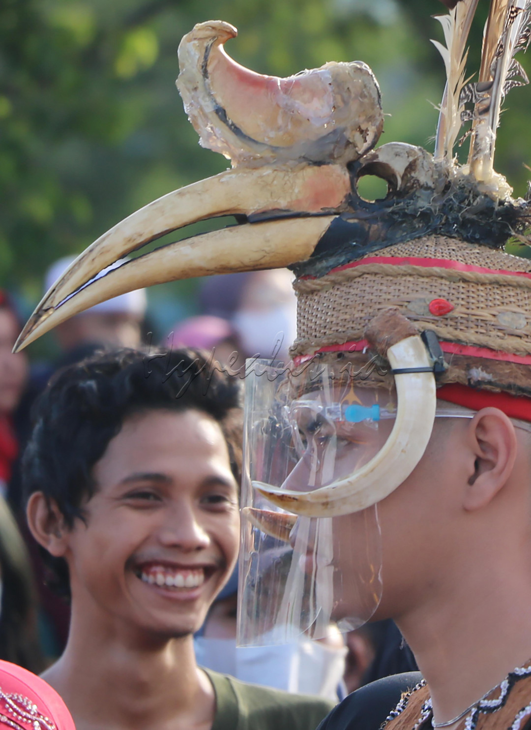 KARNAVAL SAAT PANDEMI. Peserta mengunakan pelindung wajah saat Festival Budaya Isen Mulang di Kota Palangka Raya, Kalimantan Tengah, pada Selasa (17/5/2022). Pemerintah kembali menggelar event tersebut di tengah pandemi dengan menerapkan protokol kesehatan, meskipun sempat terhenti dalam dua tahun terkahir akibat Covid-19. Foto: Risa Rahayu Kosasih.