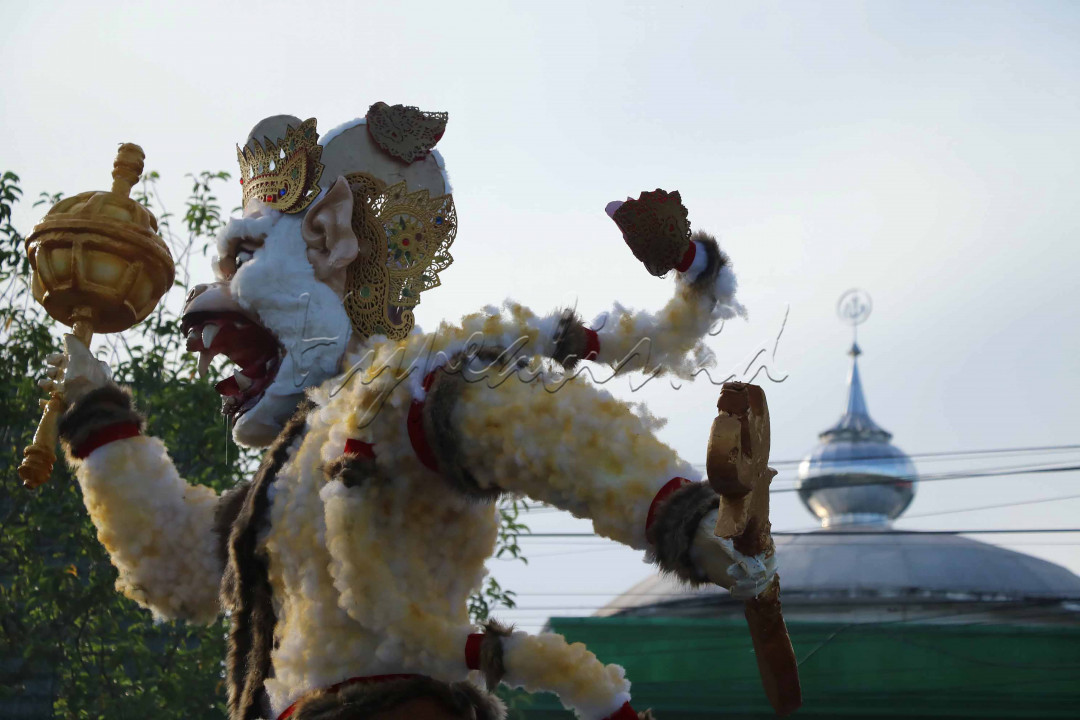 ALKUTURASI BUDAYA. Patung Hanoman saat Festival Budaya Isen Mulang di Kota Palangka Raya, Kalimantan Tengah, pada Selasa (17/5/2022). Pemerintah kembali menggelar event tersebut di tengah pandemi dengan menerapkan protokol kesehatan, meskipun sempat terhenti dalam dua tahun terkahir akibat Covid-19. Foto: Risa Rahayu Kosasih.
