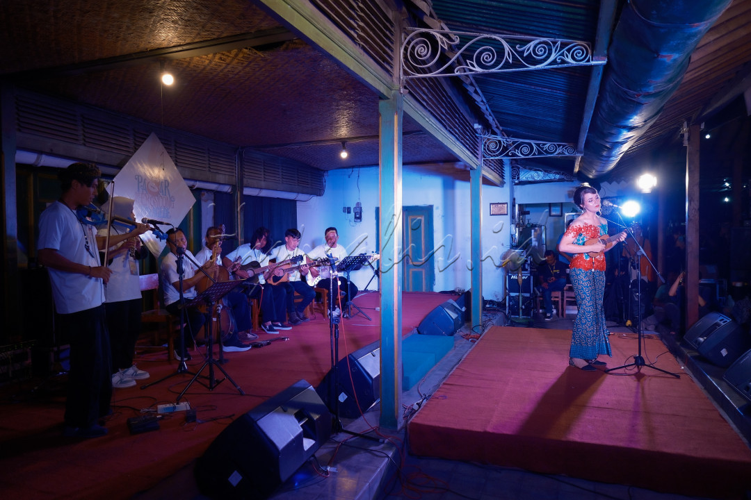 Pasar Keroncong Kotagede Yogyakarta 2022 hadir dengan tajuk &ldquo;Keroncong Berhati Nyaman&rdquo; kembali digelar pada tahun ini secara langsung dan bertatap muka untuk memberikan hiburan musik keroncong secara gratis kepada masyarakat umum sambil menikmati atmosfir perkampungan kota tua sebagai peninggalan Warisan Budaya bangsa Indonesia.