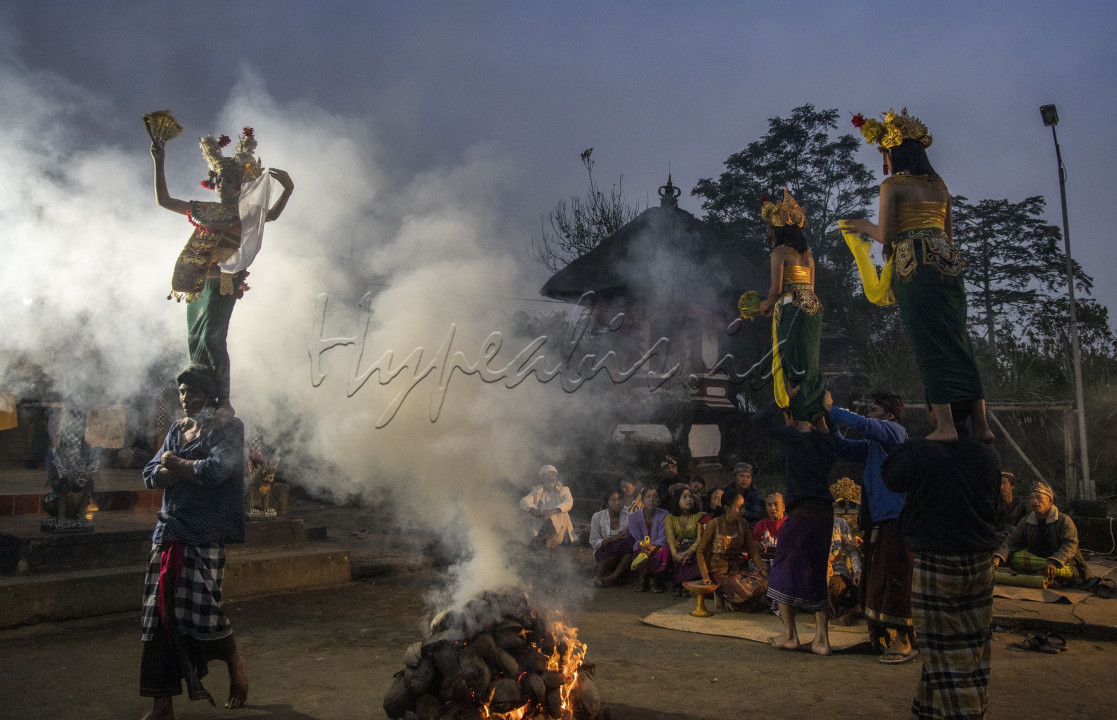 prosesi ritual pencarian jawaban atas hal atau musibah yang terjadi pada sebuah daerah