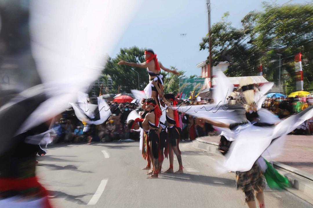 ATRAKSI PENARI. Atraksi penari dalam Festival Budaya Isen Mulang di Kota Palangka Raya, Kalimantan Tengah, pada Selasa (17/5/2022). Pemerintah kembali menggelar event tersebut di tengah pandemi dengan menerapkan protokol kesehatan, meskipun sempat terhenti dalam dua tahun terkahir akibat Covid-19. Foto: Risa Rahayu Kosasih.