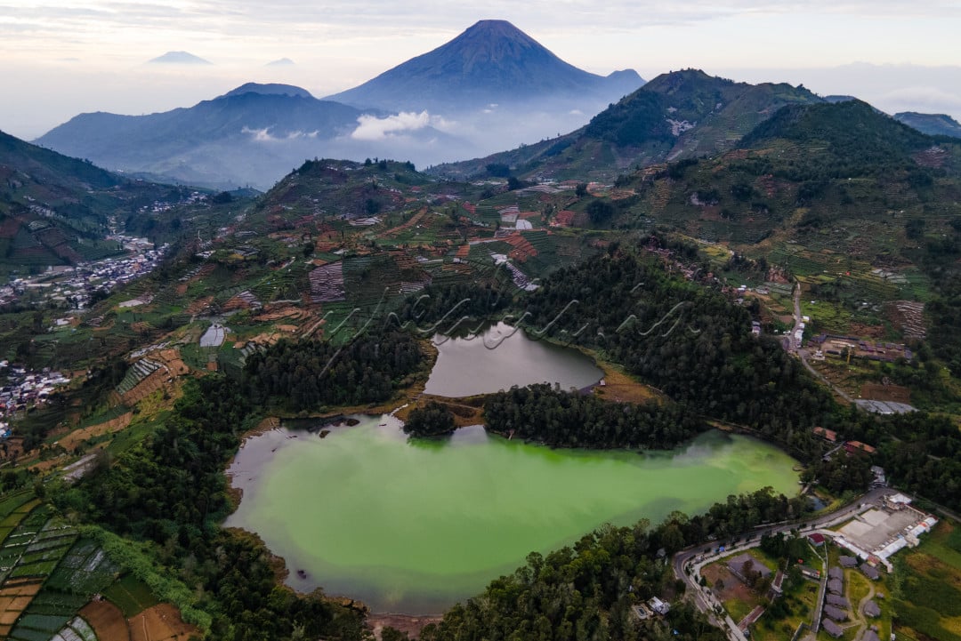 Kontribusi sektor Pariwisata berperan besar dalam pergerakan roda ekonomi Indonesia. Salah satu wisata yang menjadi andalan di negeri ini yaitu Telaga Warna yang terletak di kawasan Wisata Dieng, Wonosobo, Jawa Tengah.
<div>&nbsp;</div>

<div>Telaga ini disebut telaga warna karena telaga ini memiliki warna yang bisa berubah-ubah, terkadang hijau dan kuning. Pasalnya, danau tersebut mengandung banyak kandungan belerang dan jika terkena sinar matahari, warna airnya akan berubah warna. Telaga Warna terletak di ketinggian 2.000 meter di atas permukaan laut.</div>

<div>Telaga ini juga dikelilingi bukit dan Gunung indah yang cocok untuk hiking.</div>

<div>Jika ingin mendapatkan sensasi yang lebih indah, Anda bisa mendaki salah satu bukit di Telaga Warna dan yang paling populer adalah Batu Ratapan Angin. Dari sana Anda bisa melihat telaga warna dari atas bukit dan melihat pemandangan indah di sekitar Telaga Warna.</div>

<div>&nbsp;</div>