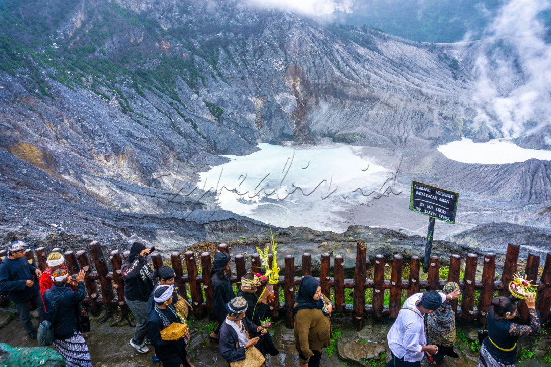 Ngertakeun Bumi Lamba merupakan ritual tahunan yang biasa digelar di daerah Jawa Barat dan digelar pada bulan ke-7 sesuai penanggalan Sunda di kawasan Gunung Tangkuban Parahu.
<div>Ngertakeun Bumi Lamba merupakan bentuk rasa syukur dan terima kasih kepada Tuhan karena sudah memberikan keberkahan hidup melalui gunung berapi yang subur dan memberikan sumber pangan yang bermanfaat bagi banyak orang. Gunung berapi dalam aspek ini juga dimaknai sebagai pengingat kepada manusia, jika manusia berbuat serakah maka Tuhan melalui gunung berapi akan berupaya mengingatkan untuk tidak berlebihan dalam mengeksploitasi sumber daya, sehingga tidak merugikan manusia lain.</div>

<div>Jadi maksud tradisi ini adalah sebagai sebuah anjuran dalam mengelola alam dengan bijaksana sekaligus mengenal batas-batas yang diajarkan nenek moyang.</div>