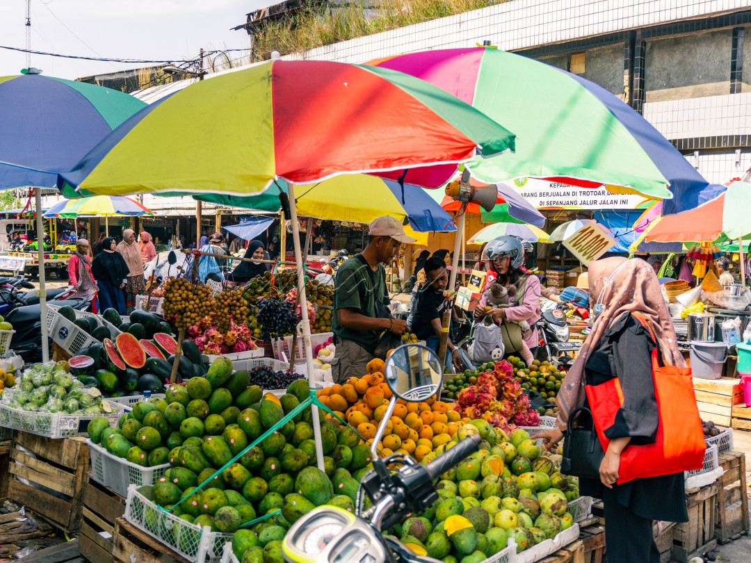 Pedagang buah yang sedang melayani pembeli di Pasar Sukabumi.&nbsp;