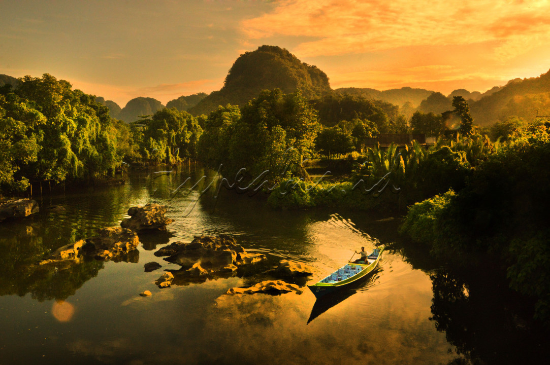 Perahu wisata mulai beroperasi kembali membawa wisatawan yang ingin melihat dan menikmati keindahan kawasan wisata kars Rammang-Rammang di Kabupaten Maros.