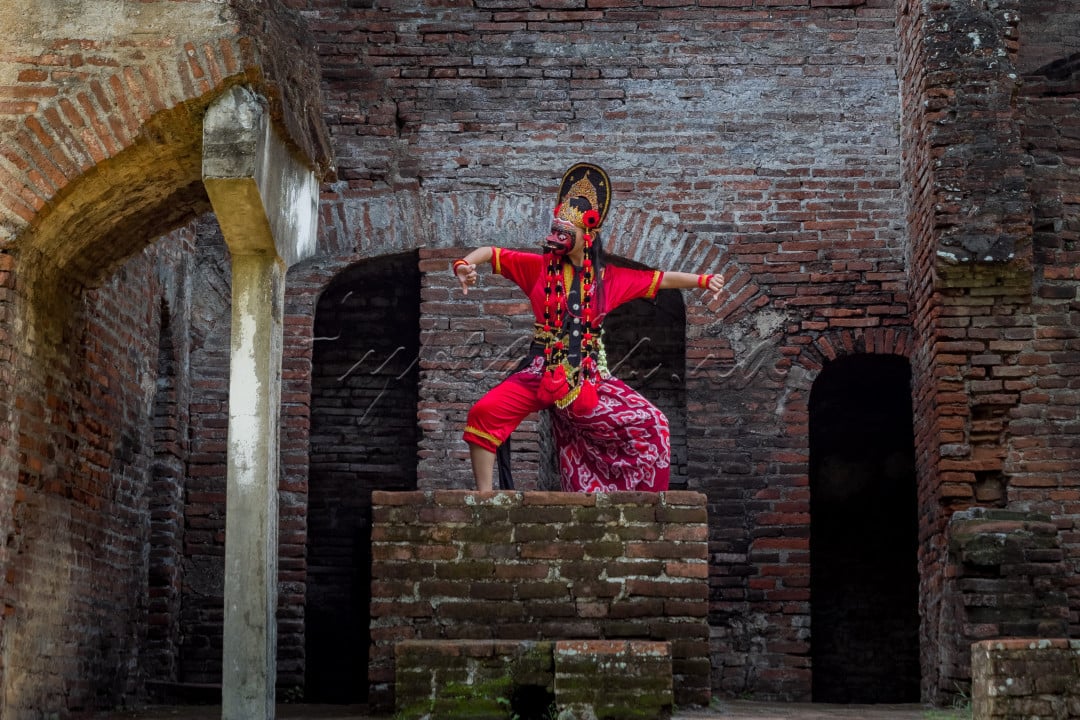 Keindahan Kesenian Tari Topeng Cirebon.
<div>&nbsp;</div>

<div>Tari topeng merupakan tarian yang berasal dari daerah Cirebon, Jawa Barat. Tari topeng memiliki ciri utama yaitu para penari menggunakan topeng untuk menutupi wajahnya.</div>

<div>Tiap topeng yang digunakan oleh para penari mempunyai ciri khas atau karakteristiknya sendiri. Hal inilah yang semakin menambah keunikan dari budaya tari yang ada di Indonesia.</div>

<div>&nbsp;</div>

<div>Menurut cerita yang beredar, Sunan Gunung Jati dan Sunan Kalijaga pernah menggunakan tarian ini sebagai media untuk menyebarkan agama Islam serta sebagai tari hiburan di lingkungan keraton. Namun seiring berkembangnya waktu, Tari Topeng juga digelar untuk masyarakat umum sebagai sarana hiburan.</div>

<div>&nbsp;</div>

<div>Tari ini dikemas menjadi sebuah pertunjukan yang mengandung nilai filosofis dan memiliki pesan tertentu. Beberapa diantara nilai tersebut hadir dalam bentuk simbolik. Oleh sebab itu, tari topeng dipercaya mempunyai nilai seperti pendidikan, cinta, kepribadian dan penggambaran hidup manusia.</div>