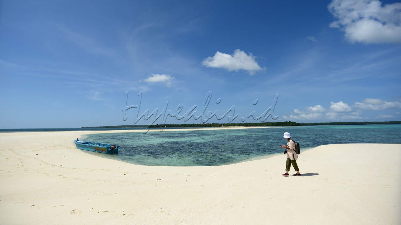 Pantai Ngurtafur terletak di Pulau Woha, kepulauan Kei, Maluku Tenggara. Untuk mencapai kesana, kita naik perahu dari pulau Kei Kecil, kurang lebih 1 jam. Ngurtafur terdiri dari dua kata yakni ngur artinya pasir sedangkan tafur berarti timbul.<br />
<br />
Jadi jika berdasarkan bahasa kei Ngurtafur artinya pasir timbul. Ngurtafur merupakan hamparan pasir timbul yang memanjang sekitar 2 km, yang akan timbul ketika air laut surut sehingga membelah lautan menjadi dua bagian.<br />
<br />
Di musim musim tertentu, jika kita beruntung kita dapat menjumpai burung pelikan yang konon sedang bermigrasi dari belahan bumi Utara ke Selatan.