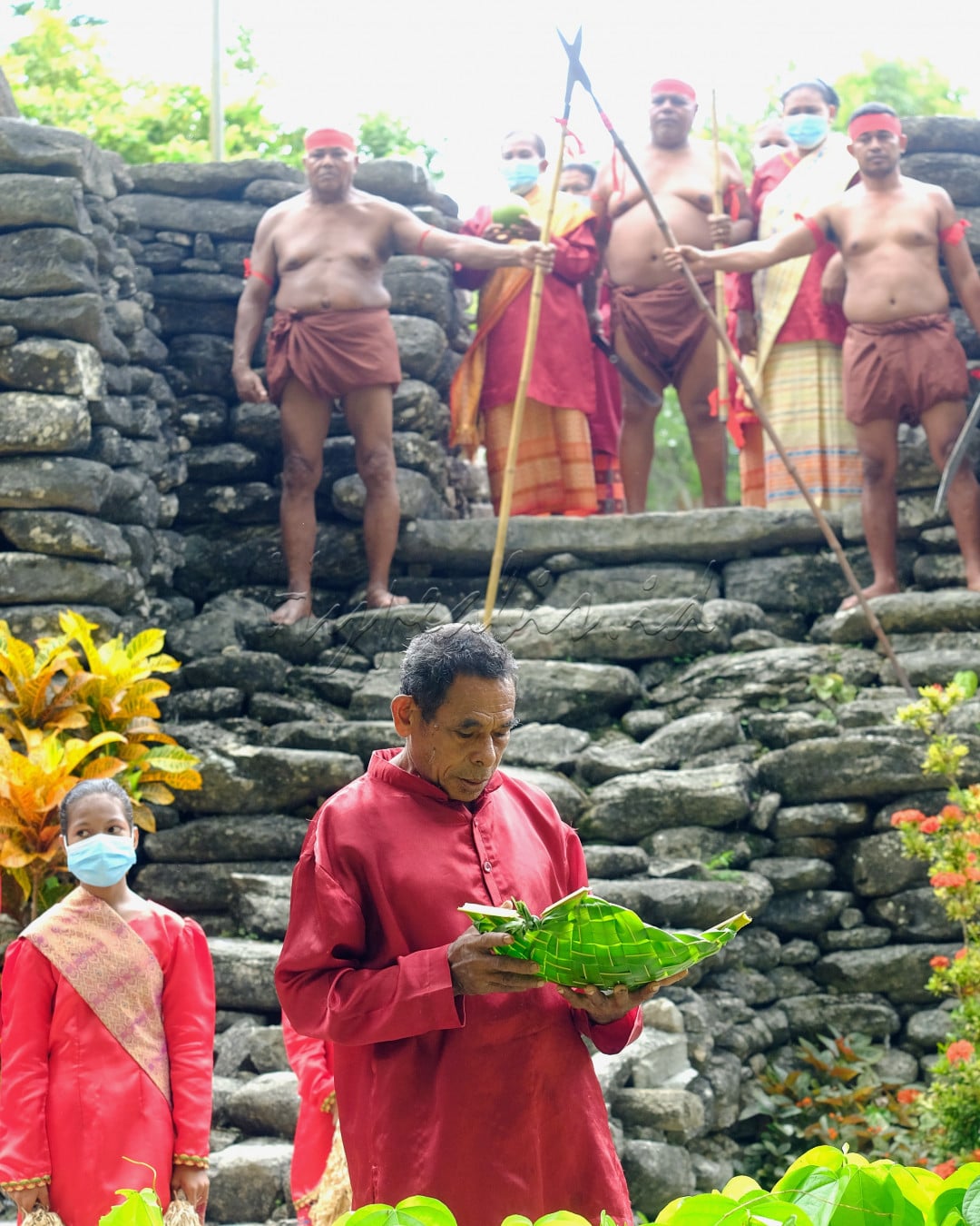 Benteng Batu Ohoi Wulurat. Mengunjungi benteng batu di desa adat Ohoi Wulurat, Kei Besar, kita akan disambut upacara adat dan tari tarian khas Maluku Tenggara. Ohoi (desa) yang berstatus ohoi wisata masih merawat dan melestarikan peninggalan leluhur berupa satu benteng batuan, yang oleh warga setempat menyebut &ldquo;Benteng Ko Yam Faak&rdquo;. Keunikan ohoi Wulurat juga terletak pada keberadaan kuburan atau makam para leluhur pendiri ohoi Wulurat yang disebut Iksail.<br />
<br />
Sebuah maha karya tangan terampil leluhur Ohoi Wulurat dengan nilai arsitektur tinggi jika disamakan dengan benteng Kolonial. Benteng ini menunjukkan kemajuan peradaban budaya Kei di masa lampau.