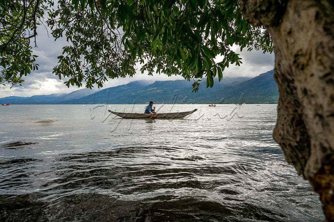 Potret seorang nelayan yang sedang mencari ikan di danau singkarak, yang mana di hari itu bertepatan adanya acara festival danau singkarak yang sedang melakukan perlombaan pacu biduak (sampan). Nelayan tersebut juga ikut menikmati perlombaan dan pemandangan yang indah di danau tersebut.