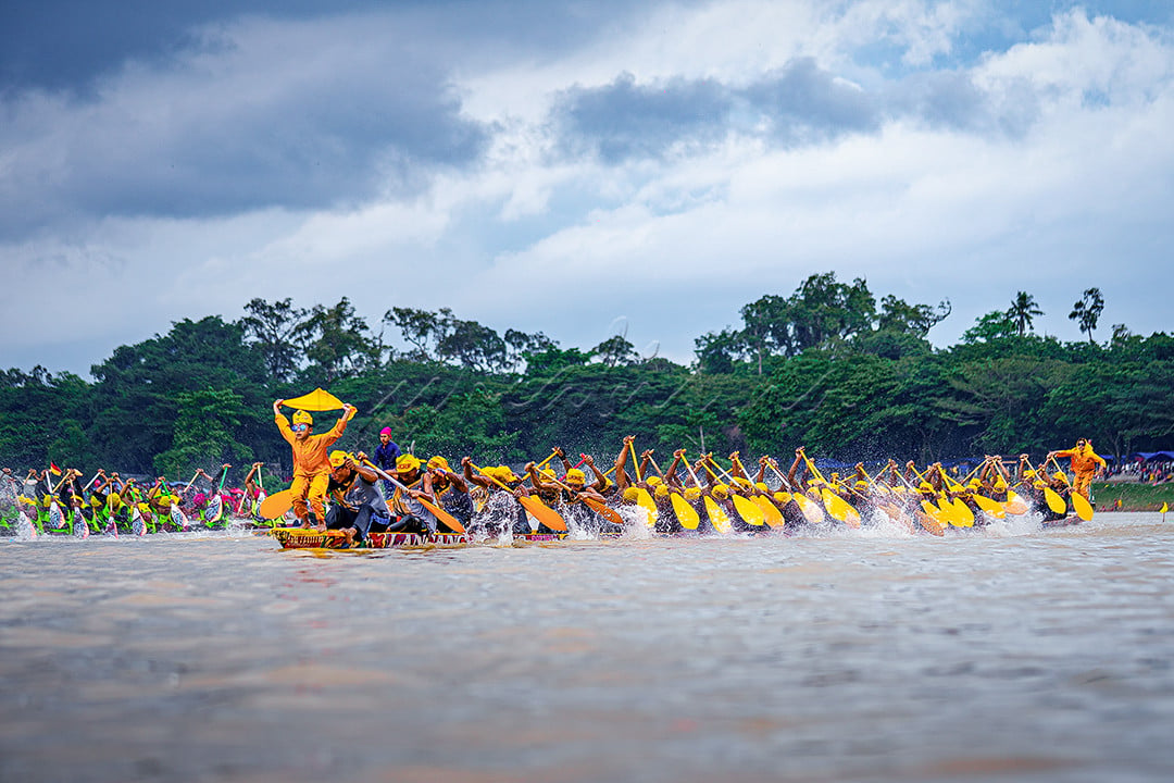 Pemerintah Kabupaten kuansing sukses menggelar festival pacu jalur event nasional 2022 yang di gelar di Tepian Narosa Kota Teluk Kuantan, yang mana hari itu juga di hadiri menteri pariwisata saat acara pembukaan dimulai. Ajang lomba mendayung ini dilakukan dengan perahu dengan 50-60 orang sebagai anak pacu, dan ini menjadi tradisi kebanggan kuantan singingi.&nbsp;<br />
Kemeriahan pacu jalur 2022 ini sangat menarik perhatian warga yang di saksikan ribuan penonton setiap harinya, dan yang menjadi kebanggan di event pacu jalur ini mesin pencarian Google menampilkan tradisi pacu jalur di tampilana Google Doodle per tanggal 17 Agustus 2022, menjadikan festival pacu jalur 2022 sukses setelah 2 tahun tidak di gelar acara ini.