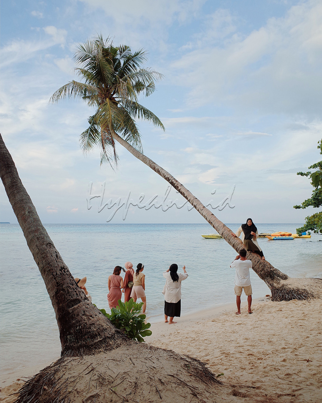 beberapa orang wisatawan asyik bermain dan berswafoto diantara pasir putih dan pohon kelapa yang tumbuh miring di pantai Ujung Gelam, Karimunjawa.<br />
selain sunset, pasir putih, dan wahana air yang tersedia di pantai Ujung Gelam ini, pohon kelapa yang tumbuh miring di bibir pantai inipun menjadi primadona bagi wisatawan yang melancong ke sisi pantai bagian barat pulau Karimunjawa ini.<br />
<br />
lokasi: Pantai Ujung Gelam, Karimunjawa, Jawa Tengah