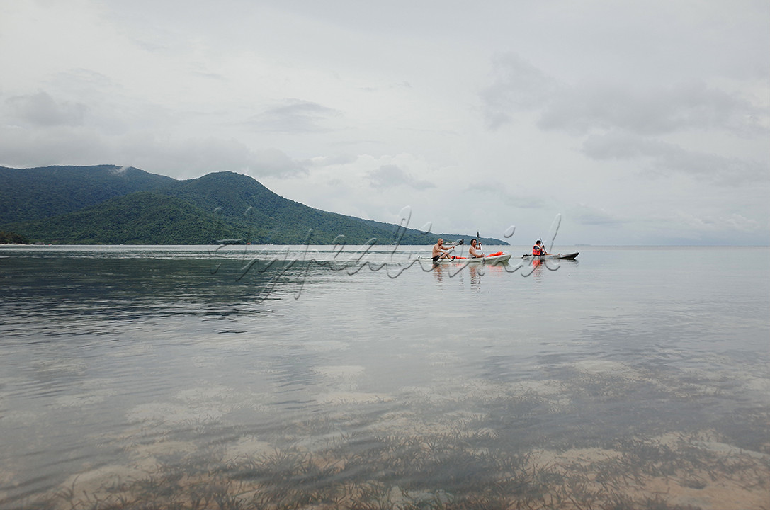 berwisata di kepulauan Karimunjawa didominasi oleh wisata air, mulai dari snorkling, diving, dan hopping. saat ini bermain kano pun menjadi pilihan baru jika wisatawan ingin menikmati kejernihan air laut Karimunjawa sambil berolahraga. saat ini sudah banyak penyewaan kano di beberapa titik pantai Karimunjawa yang di kelola oleh warga masyarakat setempat.<br />
<br />
lokasi: Karimunjawa, Jepara, Jawa Tengah