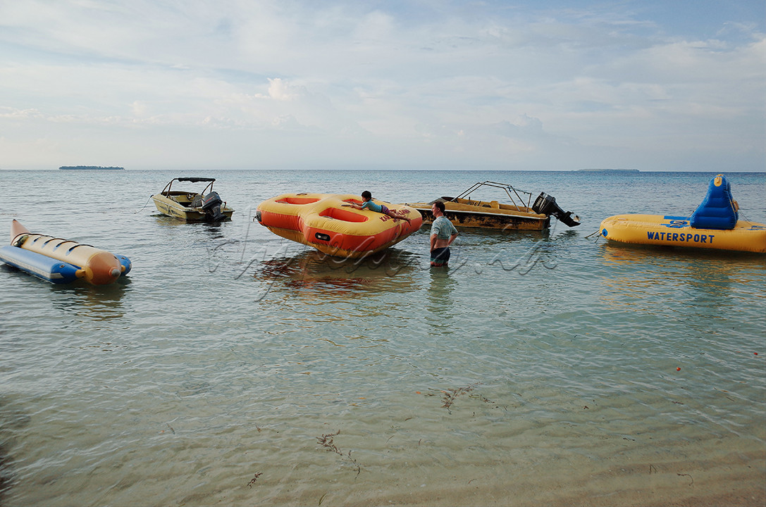 seorang wisatawan mengawasi anaknya bermain di pantai Sunset, Karimunjawa. meski sebagian besar pantai di kepulauan Karimunjawa cendrung tenang dengan ombak yang relatif kecil namun orang tua dihimbau agar selalu tetap mengawasi putra-putrinya dalam bermain.<br />
<br />
lokasi: Sunset Beach, Karimujawa, Jepara, Jawa Tengah