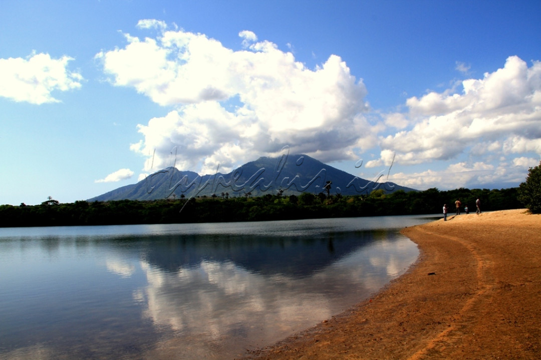Pantai si jile adalah salah destinasi wisata menakjubkan di kawasan Taman Nasional Baluran, Kabupaten Situbondo, Jawa Timur. Diberi nama pantai si jile&nbsp; karena terdapat hamparan pasir memanjang di tengah laut mirip lidah. Si jile merupakan istilah bahasa Madura yang berarti lidah.<br />
Pantai si jile sering disebut sebagai kepingan surga yang tersembunyi. Pantainya tenang kebiru-biruan&nbsp; dikelilingi hutan mangrov&nbsp; dan berpunggung langsung ke gunung Baluran. Panorama keindahannya seolah mengajarkan kita memupuk harapan dan masa depan.<br />
&nbsp;