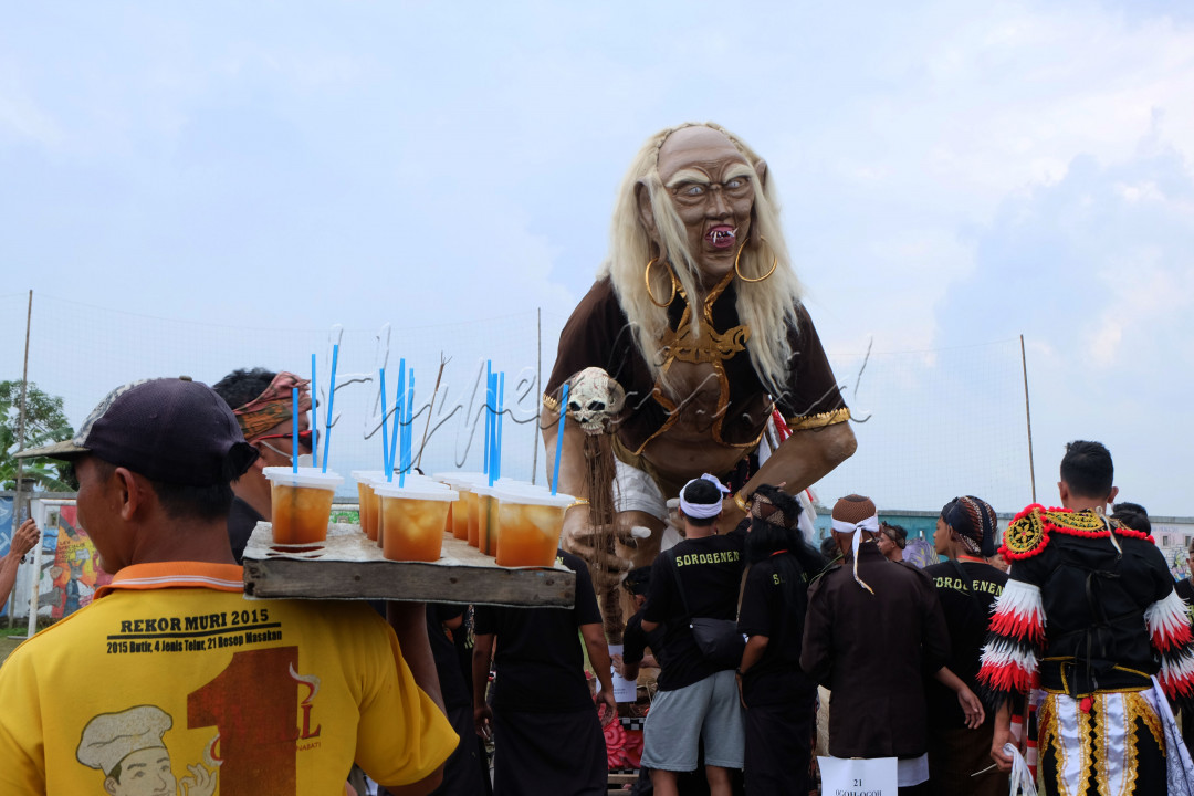 Pedagang es teh berjualan di kegiatan Upacara Adat Saparan Bekakak di Sleman, Yogyakarta, Jumat (9/9/2022). Kegiatan budaya, juga akan meningkatkan perekonomian masyrakat.