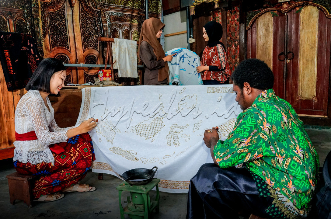 Saat peringatan sumpah pemuda salah satu kampus di Malang menyatukan beberapa pemuda-pemudi dari berbagai suku bangsa<br />
untuk membatik dengan motif peta Indonesia sebagai bentuk persatuan Indonesia