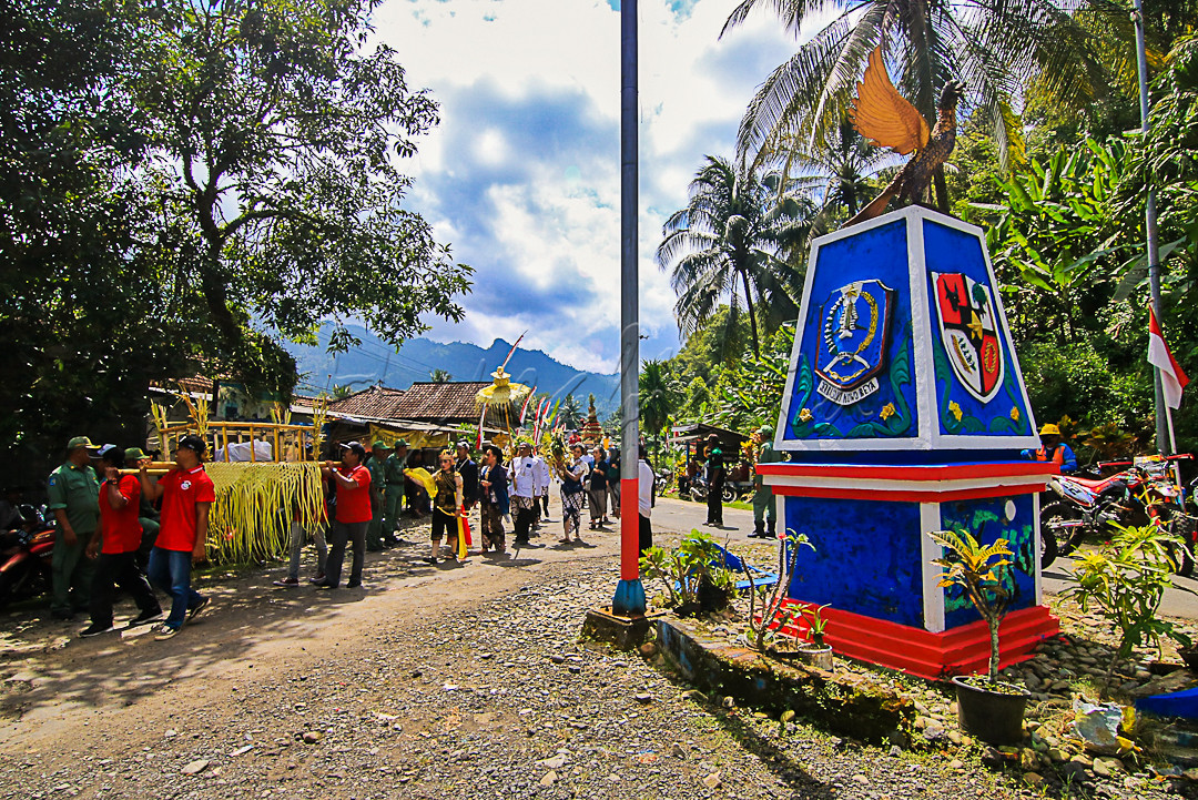 Masyarakat desa sedang melaksanakan kirab Sedekah Bumi menuju pantai Lenggoksono Malang. Tugu desa dengan ornamen Pancasila melambangkan masyarakat desa memegang teguh Pancasila sebagai dasar bernegara serta melaksanakan budaya kearifan lokal dalam kebersamaan&nbsp;