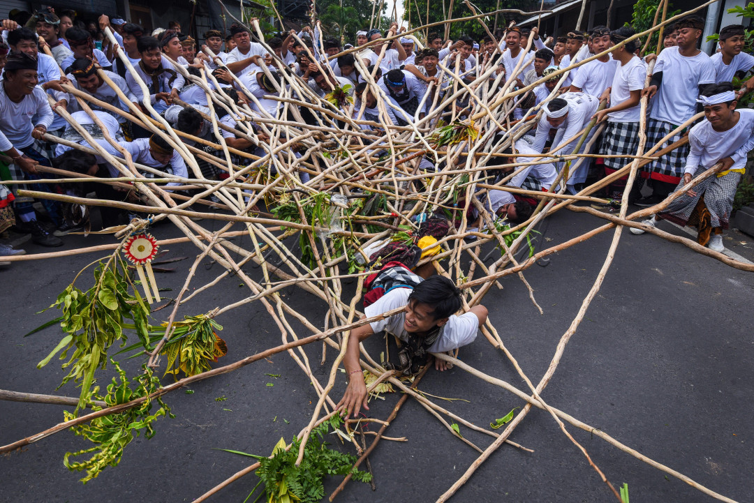 Kebiasaan unik warga Desa Munggu.Badung Bali saat menggelar tradisi mekotek yang diadakan setiap enam bulan sekali , antusias masyarakat ikut serta dalam tradisi tersebut. Mekotek atau dikenal juga dengan Gerebeg Mekotek merupakan sebuah tradisi yang digelar di Desa Munggu,Badung Bali. Mekotek adalah tradisi yang menggunakan tongkat panjang dengan berjumlah puluhan hingga ratusan membentuk formasi layaknyanya piramid yang menjulang tinggi