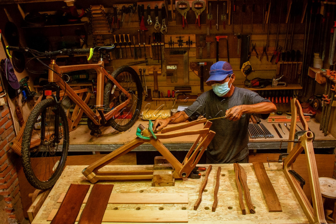 Sukijan sedang mengerjakan sepeda berbahan limbah kayu di workshopnya di Sidoarjo, Jawa Timur. Sepeda kayu merupakan inovasi dari pemanfaatan limbah kayu industri mebel. Menurut Sukijan akan sayang jika limbah kayu di buang atau dibakar karena akan menyebabkan dampak polusi. Sepeda kayu ini memiliki nilai ekonomis dan prospek yang bagus untuk menunjang perekonomian.