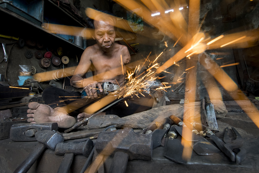 Semangat pande besi walupun berkebutuhan khusus.Semangat seorang bapak pande wena &nbsp;pande besi yang berkebutuhan khusus.pengrajin pande besi untuk tetap berkarya dan menciptakan kreativitas tanpa batas di masa tua sehingga bapak made wena dituntut untuk tetap berinovasi , berkarya dan meningkatkan kreativitas. untuk mendorong perekonomian para pelaku UMKM
