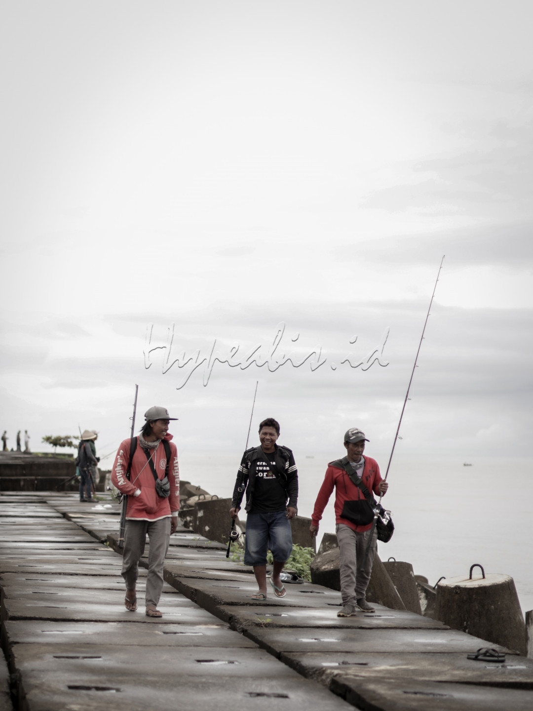 Berteman Air dan Kail.<br />
<br />
<br />
Hidup di pesisir membuat sebagian besar perekonomian berputar antara laut, pantai, kail pancing, hingga jaring. Hari-hari mencari ikan untuk kemudian dijual ke pasar. Banyak yang didapat, maka meningkatlah penghasilan. Sembari menikmati angin lembut dari laut, dibumbu hangat kebersamaan, dan keindahan alam yang mungkin tidak didapat jua oleh pekerja kantoran.