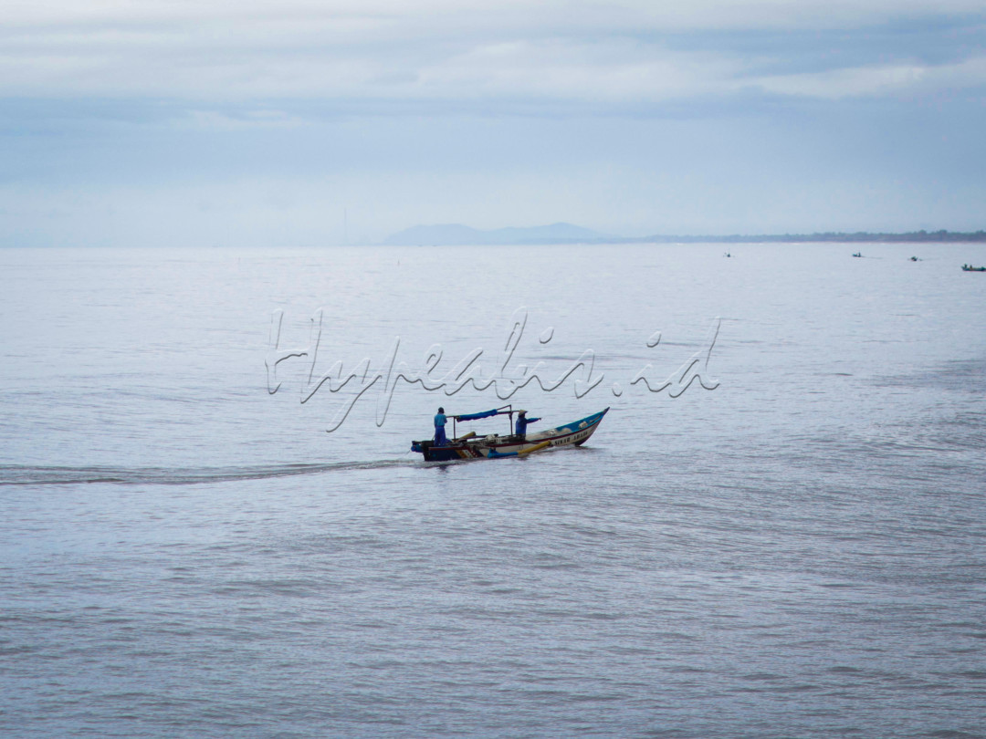 Di Atas Perahu&nbsp;
<div>&nbsp;</div>

<div>Laut kaya akan sumber saya, selain garam, berbagai ikan dan biota laut bisa menjadi dasar penghidupan manusia. Pagi datang, aktivitas pesisir pun dimulai. Dari yang mencari ikan dengan perahu, memancing, hingga membuka warung. Laut dan pesisir menjadi sumber perekonomian utama bagi warga sekitar.</div>