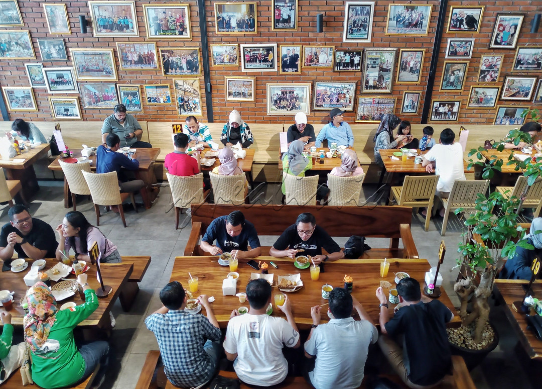 Salah satu kuliner khas Semarang yang terkenal adalah Soto. Salah satu yang terkenal adalah Soto ayam di daerah Semarang Indah. Selalu ramai dipadati pengunjung, baik dalam kota maupun luar kota.&nbsp;