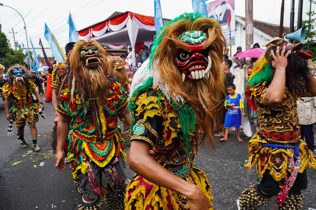 Salah satu peserta karnaval selesai menampilkan atraksi tarian buto. Karnaval budaya yang diprakarsai oleh Desa Sidoagung Godean Sleman sebagai upaya pelestarian budaya sekaligus hiburan bagi masyarakat.