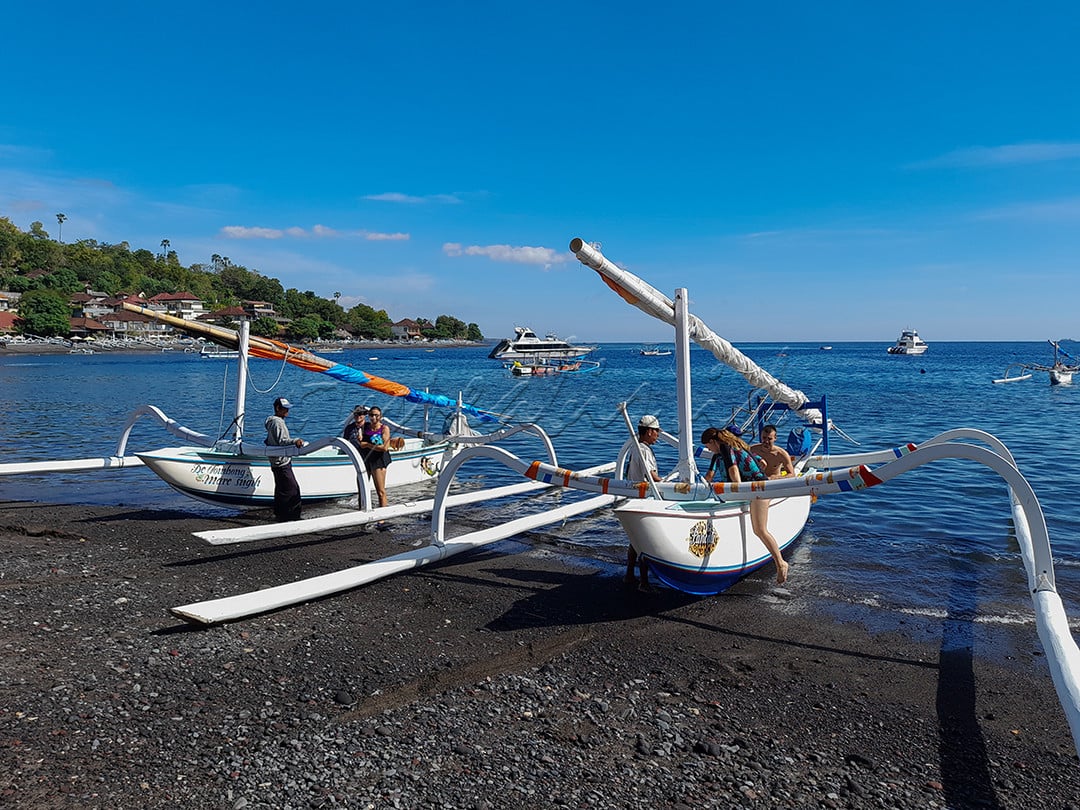 Nelayan Pantai Amed Bali mendapatkan manfaat ekonomi dari sektor pariwisata, salah satunya dengan mengantarkan wisatawan menuju spot snorkeling dengan perahu mereka.