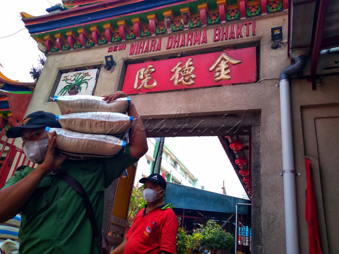 Penyaluran bantuan beras rutin bagi warga yang membutuhkan di sekitar Vihara Dharma Bakti, Petak Sembilan, Glodok, Jakarta Barat. Bantuan diharapkan dapat meringankan ekonomi warga
