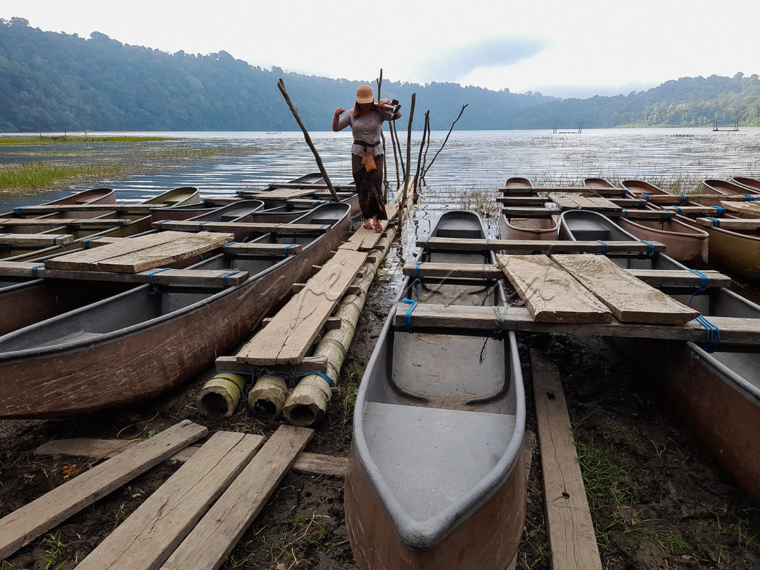 Masyarakat sekitar Danau Tamblingan, Bali, memanfaatkan canoe untuk menyeberangi danau sebagai bagian dari kegiatan pariwisata.