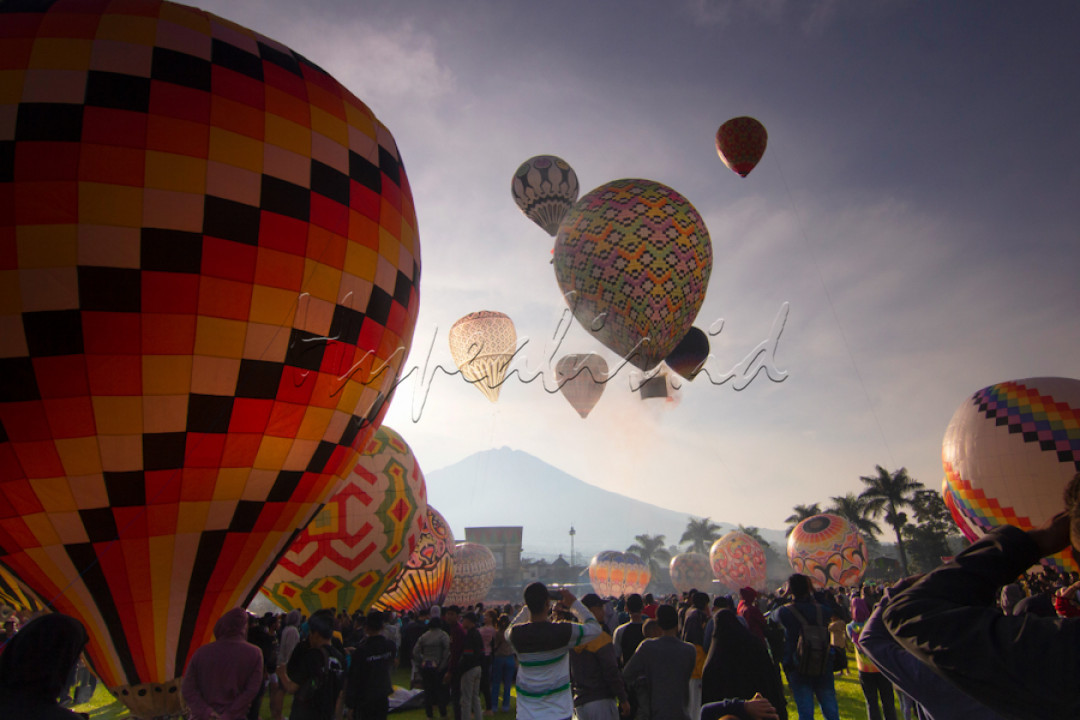 Festival balon udara yang diadakan diwonosobo dapat kita jumpai pada waktu lebaran.festival ini sudah menjadi tradisi tahunan setiap mudik lebaran.&nbsp;