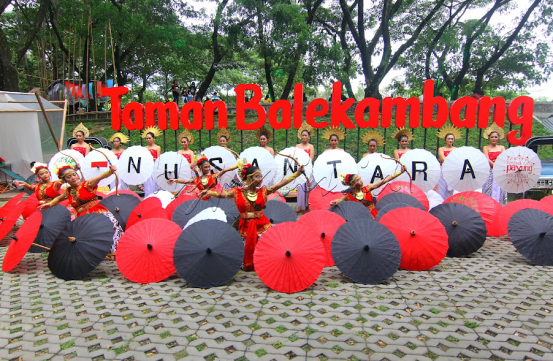 Formasi para penari payung yang ikut memeriahkan acara festival payung 2021 yang diadakan di taman balekambang solo.
