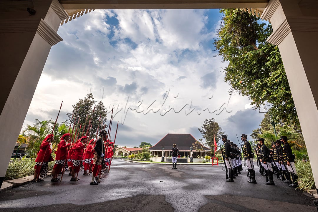 Prajurit Plangkir &amp; Prajurit Lombok Abang melaksanakan prosesi pergantian tugas penjagaan di Kraton Pakualaman Yogyakarta. Prosesi ini berlangsung setiap 35 hari sekali. Momen unik ini juga menjadi daya tarik bagi masyarakat Yogyakarta &amp; para wisatawan.
