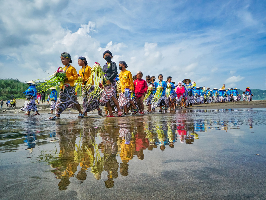 "Pisungsung Jaladri"<br />
<br />
Bagi masyarakat Parangtritis dan Parangkusumo,laut merupakan sumber hidup atau sumber mata pencaharian.Pariwisata,perikanan dan umkm bersumber dari laut ini dan sebagai ucap syukur masyarakat sekitar mengadakan acara Pisungsung Jaladri atau persembahan untuk laut.<br />
&nbsp;