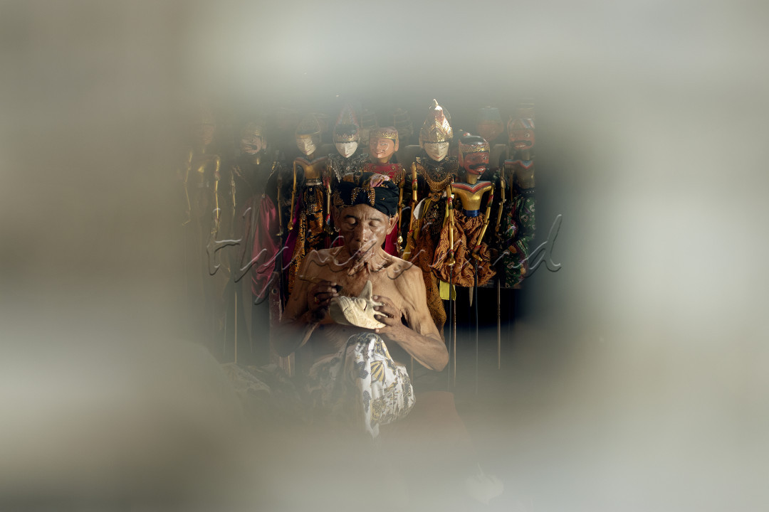 Perajin Topeng<br />
Ki Warsad perajin Kriya topeng juga wayang golek sekaligus Dalang Wayang Golek Cepak. Rutinitas di sanggar Jaka Baru, Desa Gadingan, Kec. Sliyeg, Kab. Indramayu ia mengukir topeng pesanan dari para penari pun dipasarkan ke luar negeri. Harga topeng dan Wayang Cepak kisaran 500 ribu hingga puluhan juta, tergantung jenis kayu yang diukirnya.<br />
&nbsp;