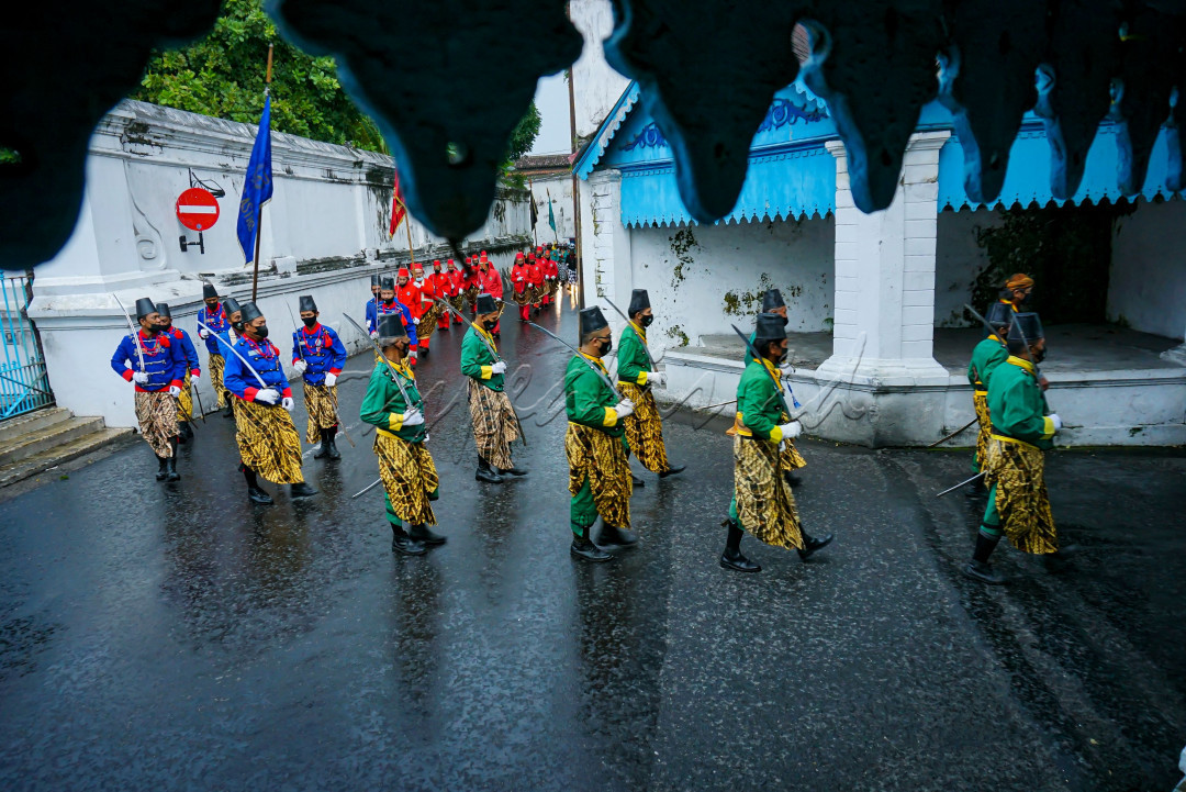 "Parade Prajurit Kasunanan"<br />
<br />
Kota Solo adalah salah satu kota tujuan wisata di Propinsi Jawa Tengah,Karaton Kasunanan tentunya menjadi urutan pertama jika kita berwisata ke kota Solo.Dan salah satu daya tariknya adalah Parade Prajurit yang diadakan setiap hari sabtu sore.<br />
&nbsp;