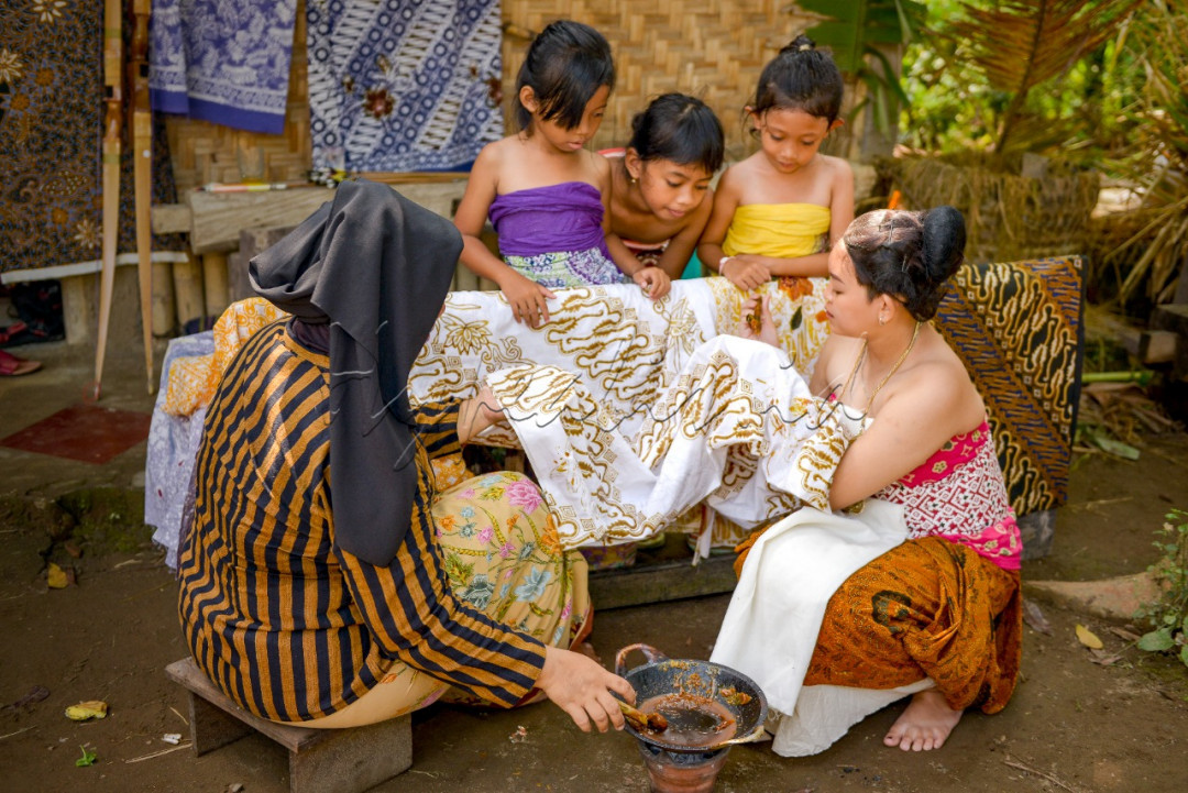 Belajar membatik<br />
Salah satu usaha melestarikan budaya batik pada generasi muda dengan mengajari mereka sejak usia dini