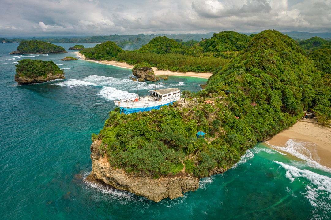 Wilayah Malang Selatan terkenal dengan pesona wisata pantainya. Salah satunya adalah Pantai Goa Cina.<br />
Di pantai ini ada beberapa spot yang masih terhitung baru dan menarik.<br />
Spotnya adalah Kapal Dewa Ruci yang ada di salah satu bukit.<br />
Dari atas Kapal kita bisa menikmati keindahan panorama Pantai Goa Cina.