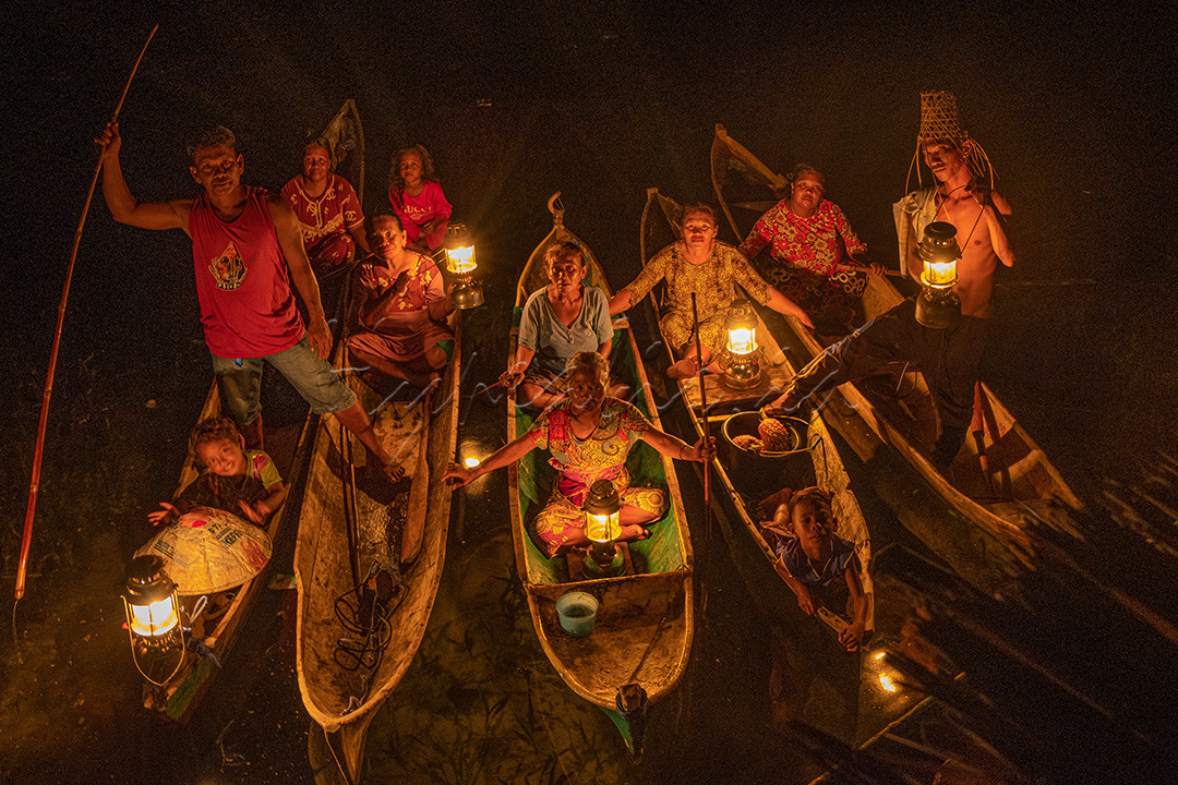 <h3><br />
Kebiasaan nelayan pesisir Indonesia timur saat malam hari yaitu menyuluh ikan, mereka berkelompok dan percaya bahwa waktu yang paling tepat untuk menangkap ikan yaitu saat malam hari, ikan-ikan akan lebih mudah di tangkap dibandingkan saat siang hari.</h3>