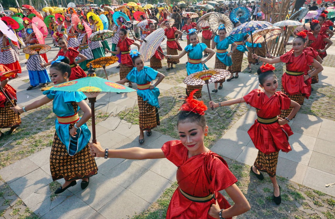 Festival Payung diadakan rutin setiap tahun di Kota Solo. Penampilan para penari selalu memukau penonton sebelum festival dibuka.